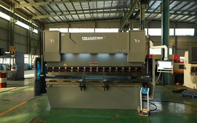 Custom order for a Turkish customer: 125-ton, 3.2-meter press brake