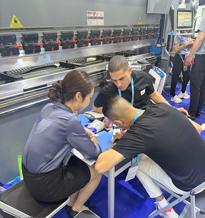 On-Site Contract Signing at The 139th Canton Fair