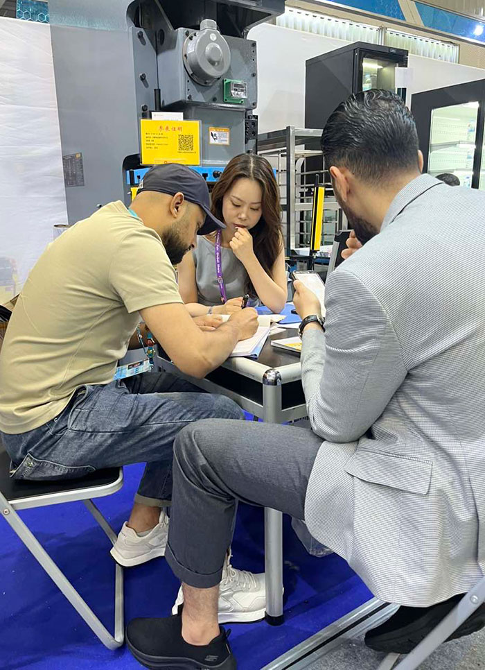 On-Site Contract Signing at The 139th Canton Fair