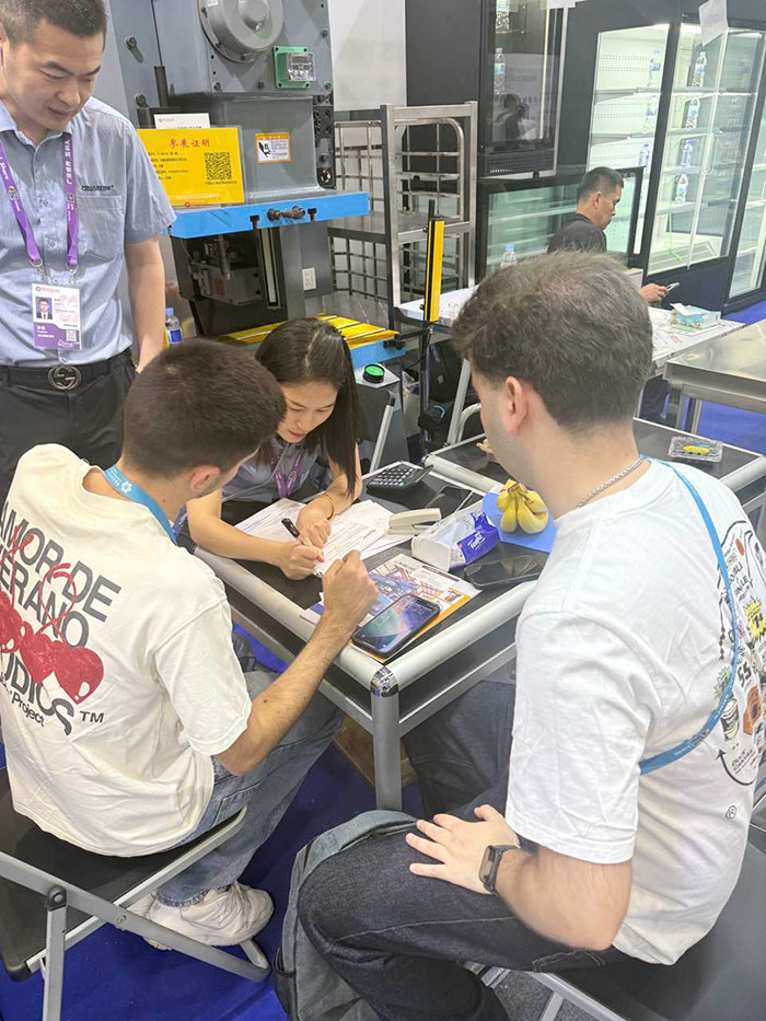 On-Site Contract Signing at The 139th Canton Fair